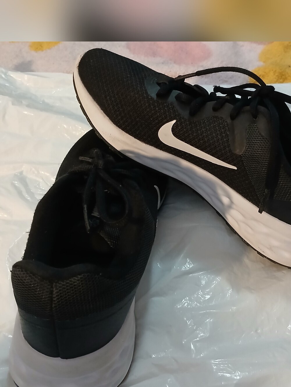 Pre-loved Nike Black and White Running Sneakers.